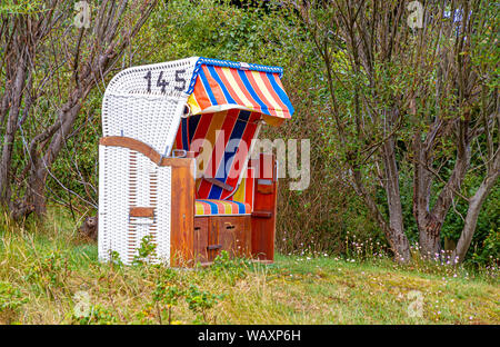 Bunter Strandkorb Im Garten Stockfoto