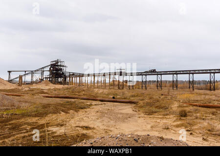 Wüste industrielle Landschaft mit stationären Rusty gravitativen Separator von Sand und Kies am Horizont Stockfoto