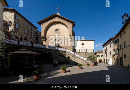 Die wunderschöne Piazza Ferrucci und der Propositura von San Niccolò in Radda in Chianti, Siena, Toskana, Italien Stockfoto