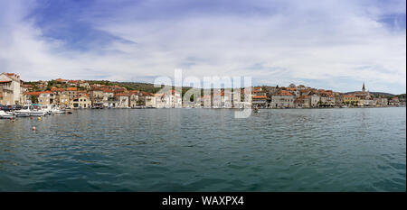 Blick auf den wunderschönen Milna Port auf sonnigen Sommertag, Insel Brac, Kroatien Stockfoto