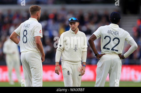 England Kapitän Joe Root (Mitte) spricht mit ausgedehntem Stuart (links) und Jofra Archer während des Tages eine der dritten Asche Test Match in Leeds. Stockfoto