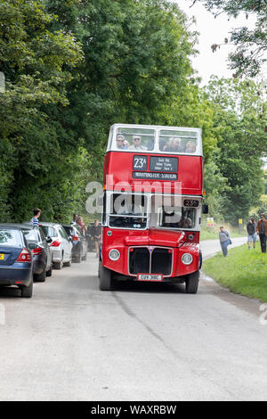 Ein roter Routemaster Imber Bus, der das unanhaditierte Dorf Imber, Salisbury Plain, Wiltshire, England, UK, besucht Stockfoto