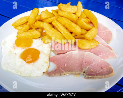 Der Schinken Mittagessen, Spiegelei und Kartoffelchips auf Einer ovalen Platte am Bord Inn Lealholm, North Yorkshire, England serviert. Stockfoto