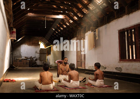 Studenten in einem traditionellen Namboodiri Brahmane Schule in Thrissur, Indien Stockfoto