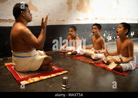 Studenten in einem traditionellen Namboodiri Brahmane Schule in Thrissur, Indien Stockfoto