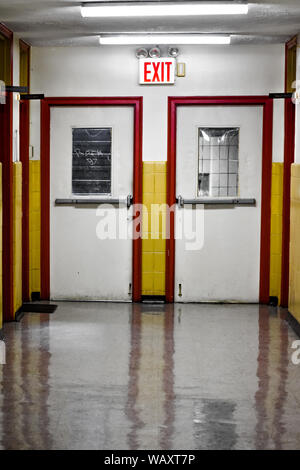 Schule Halle mit Verlassen der Einstellung mit . Harlem, NYC. Stockfoto