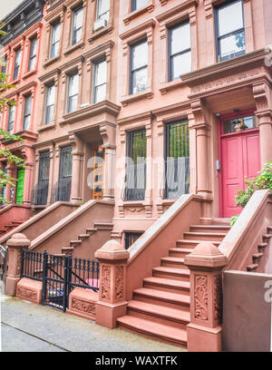 Main Leiter und Eingangstür. New York Harlem Gebäude. Braune Häuser. New York City, USA. Stockfoto