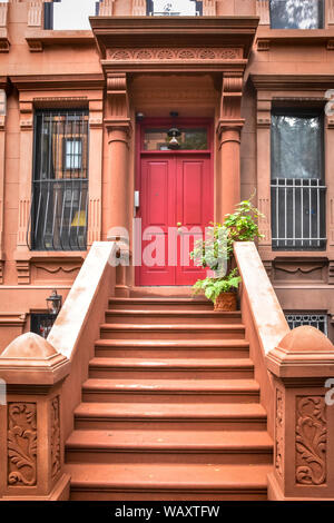 Main Leiter und Eingangstür. New York Harlem Gebäude. Braune Häuser. New York City, USA. Stockfoto