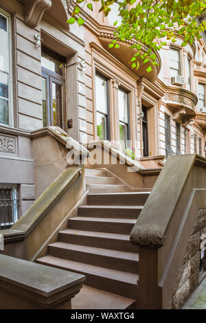 Main Leiter und Eingangstür. New York Harlem Gebäude. Braune Häuser. New York City, USA. Stockfoto