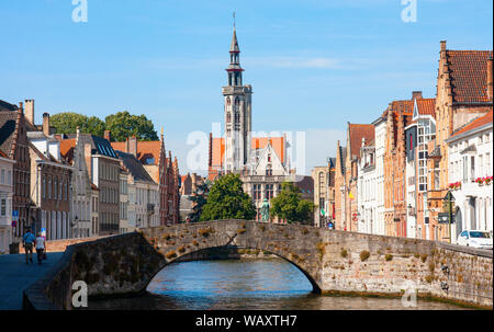 Kanal mit der Spiegelrei, Spinolarei und der Jan van Eyck Platz mit mittelalterlichen Häuser und die bürgerhäuser Lodge Tower an einem sonnigen Tag. Brügge, Belgien. Stockfoto