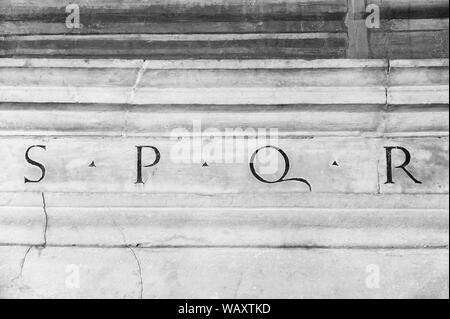 SPQR graviert auf Stein in Rom, Italien Stockfoto