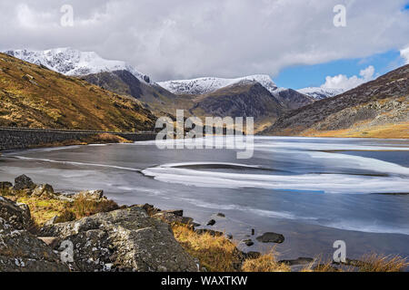 Llyn (See) Ogwen teilweise gefroren Blick nach Westen mit Y Garn Foel Goch auf der linken und auf der rechten Seite im Hintergrund Snowdonia National Park North Wales 2018 Stockfoto