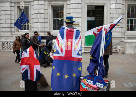 Anti Brexit Demonstrant und Mitkämpfer Steve Bray tragen die Europäische Union und Flags außerhalb des Cabinet Office in Westminster als innerhalb der Tory Bundeskabinett tagt Brexit am 16. August 2019 in London, England, Vereinigtes Königreich. Stockfoto