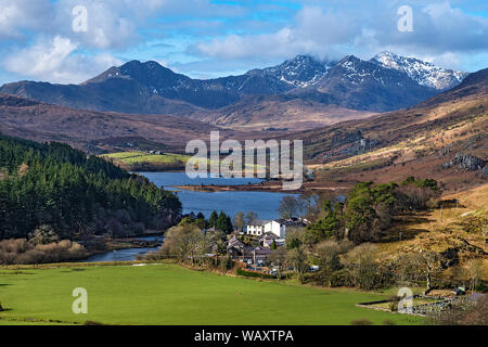 Plas y Brenin National Mountain Sports Center durch Llynnau Mymbyr mit Snowdon Bergkette im Hintergrund Snowdonia National Park North Wales UK März Stockfoto