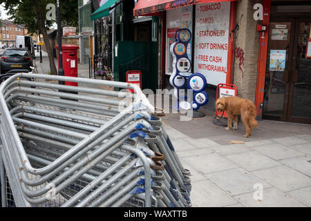 Barrieren am bereit, in Vorbereitung auf die bevorstehende Notting Hill Karneval am 13.08.2008 in London, England 22 2019, Vereinigtes Königreich. Einen erwarteten 1 Millionen Feiernden werden erwartet, Karneval am Wochenende zu besuchen. Stockfoto