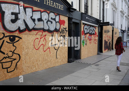 Häuser und Geschäfte eingezäunt sind und stieg bis in die Vorbereitung auf die anstehenden Notting Hill Karneval am 13.08.2008 in London, England 22 2019, Vereinigtes Königreich. Einen erwarteten 1 Millionen Feiernden werden erwartet, Karneval, am Wochenende zu besuchen, so viele Besitzer haben beschlossen, ihre Eigenschaften als Vorsichtsmaßnahme zu schützen. Stockfoto