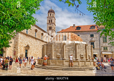 Der Onofrio-brunnen und der Beginn der Stradun Hauptstraße in der Altstadt von Dubrovnik an der Dalmatinischen Küste Kroatiens. Stockfoto