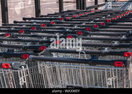 Shopping Carts im Store in einer Reihe auf dem Parkplatz zusammengebaut. Close-up Stockfoto