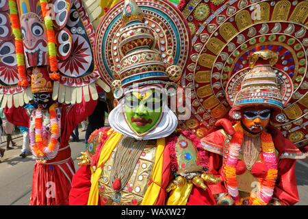 Tänzer zu einem theyyam und Kathakali Zeremonie in der Nähe von Srinagar, Indien. Theyyam und Kathakali sind beliebte rituelle Formen der Kunst in Kerala. Stockfoto