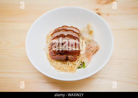 Nudel mit gebratener Ente, Thai Food, chinesisches Essen Stockfoto
