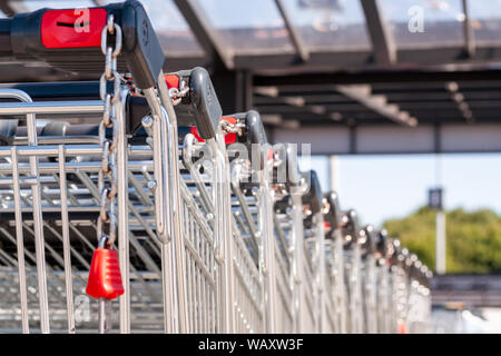 Shopping Carts im Store in einer Reihe auf dem Parkplatz zusammengebaut. Close-up Stockfoto