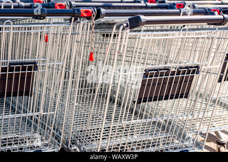 Shopping Carts im Store in einer Reihe auf dem Parkplatz zusammengebaut. Close-up Stockfoto