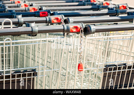 Shopping Carts im Store in einer Reihe auf dem Parkplatz zusammengebaut. Close-up Stockfoto