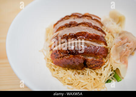 Nudel mit gebratener Ente, Thai Food, chinesisches Essen Stockfoto