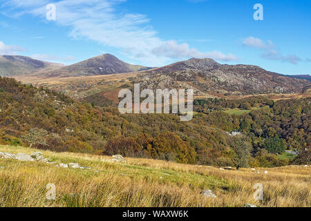 Blick nach Norden Westen aus dem Weg bis Moel Siabod mit Crimpiau Berg auf der rechten Seite und Pen y Helgi Du Centre im Südosten Ende des Carneddau Rang Stockfoto