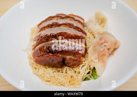 Nudel mit gebratener Ente, Thai Food, chinesisches Essen Stockfoto