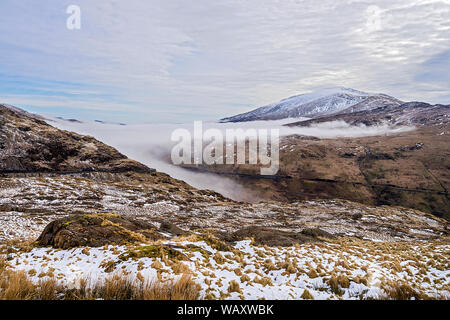 Blick nach Osten vom Anschluss der Miner, Snowdon, Nebel im Tal unten Moel Siabod Snowdonia National Park North Wales UK März 2018 Stockfoto