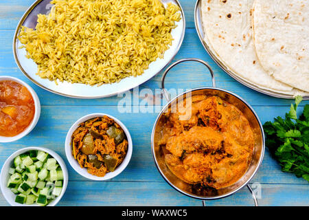 Im indischen Stil vegetarische Kofta Curry mit Reis Pilaw und Essiggurken Stockfoto