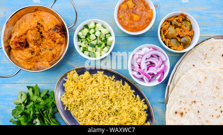 Im indischen Stil vegetarische Kofta Curry mit Reis Pilaw und Essiggurken Stockfoto