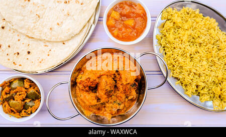 Im indischen Stil vegetarische Kofta Curry mit Reis Pilaw und Essiggurken Stockfoto