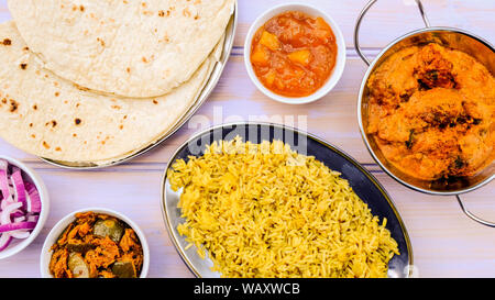 Im indischen Stil vegetarische Kofta Curry mit Reis Pilaw und Essiggurken Stockfoto