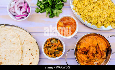 Im indischen Stil vegetarische Kofta Curry mit Reis Pilaw und Essiggurken Stockfoto