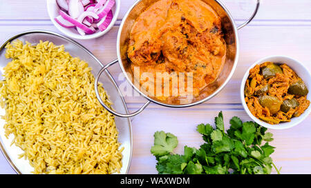 Im indischen Stil vegetarische Kofta Curry mit Reis Pilaw und Essiggurken Stockfoto