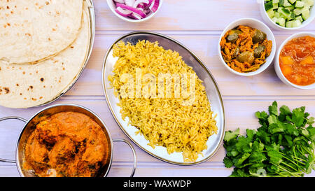 Im indischen Stil vegetarische Kofta Curry mit Reis Pilaw und Essiggurken Stockfoto