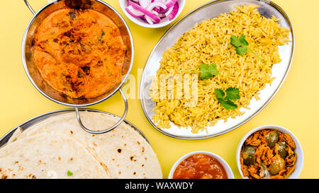 Im indischen Stil vegetarische Kofta Curry mit Reis Pilaw und Essiggurken Stockfoto