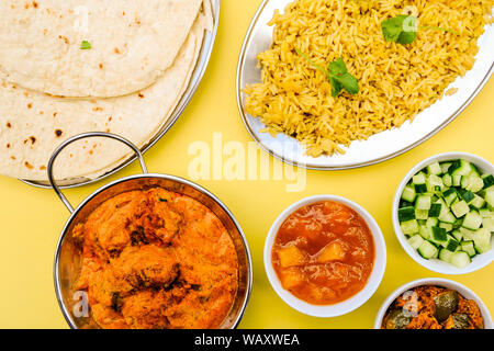 Im indischen Stil vegetarische Kofta Curry mit Reis Pilaw und Essiggurken Stockfoto