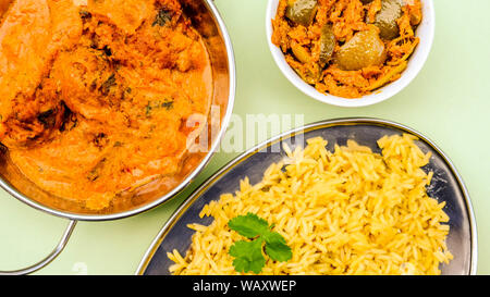 Im indischen Stil vegetarische Kofta Curry mit Reis Pilaw und Essiggurken Stockfoto