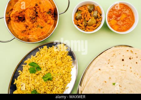 Im indischen Stil vegetarische Kofta Curry mit Reis Pilaw und Essiggurken Stockfoto