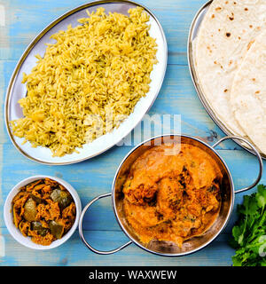 Im indischen Stil vegetarische Kofta Curry mit Reis Pilaw und Essiggurken Stockfoto