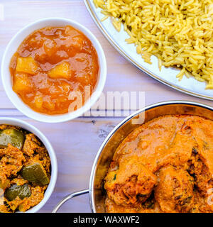 Im indischen Stil vegetarische Kofta Curry mit Reis Pilaw und Essiggurken Stockfoto