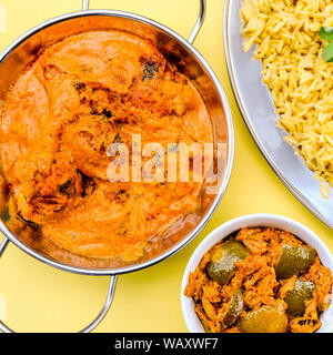 Im indischen Stil vegetarische Kofta Curry mit Reis Pilaw und Essiggurken Stockfoto