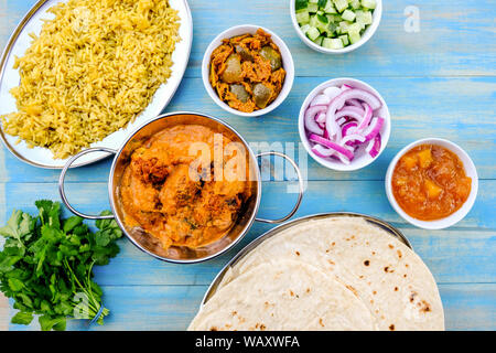 Im indischen Stil vegetarische Kofta Curry mit Reis Pilaw und Essiggurken Stockfoto