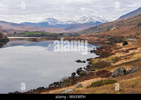 Snowdon Mountain Range schneebedeckten aus dem Westen über Llynnau Mymbyr in der Nähe von Capel Curig Snowdonia National Park North Wales UK Februar 2018 gesehen Stockfoto