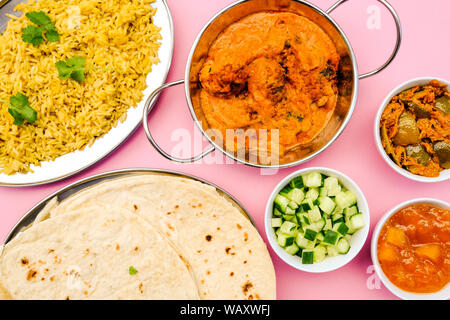 Im indischen Stil vegetarische Kofta Curry mit Reis Pilaw und Essiggurken Stockfoto