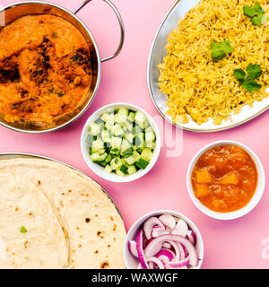 Im indischen Stil vegetarische Kofta Curry mit Reis Pilaw und Essiggurken Stockfoto