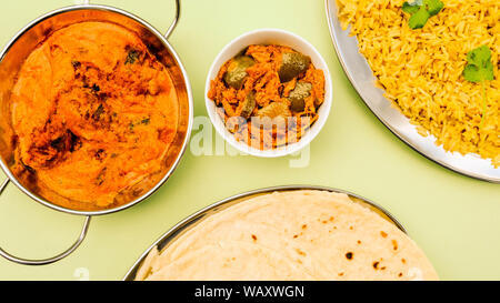 Im indischen Stil vegetarische Kofta Curry mit Reis Pilaw und Essiggurken Stockfoto